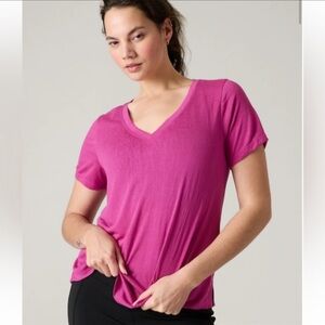 ATHLETA 🩷 Breezy Scoop VNeck Tee